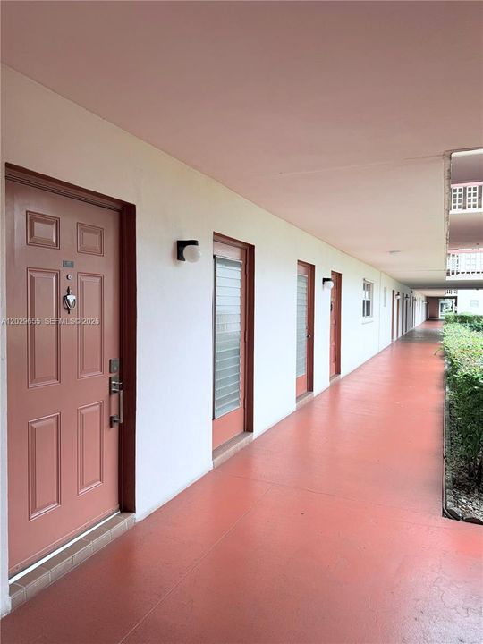 For Sale: $185,000 (2 beds, 2 baths, 961 Square Feet)