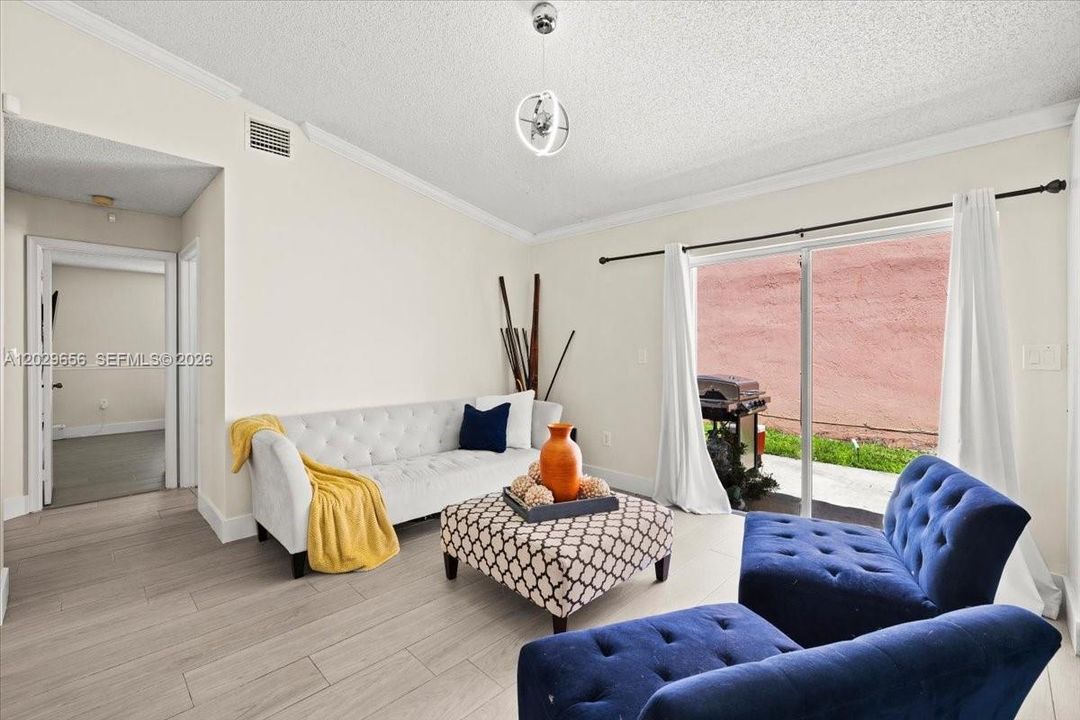 En Venta: $605,000 (3 camas, 2 baños, 1559 Pies cuadrados)