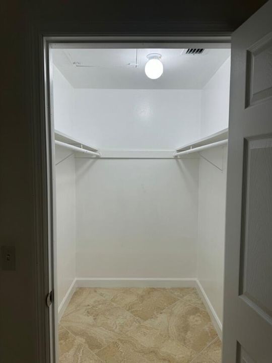 Walk-in-closet