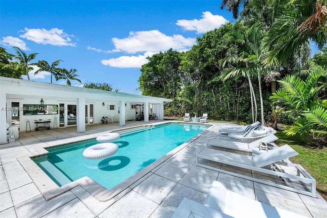En Renta: $11,500 (3 camas, 2 baños, 2353 Pies cuadrados)