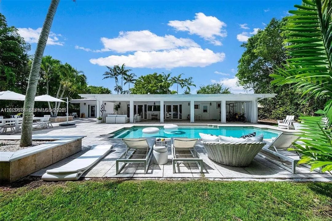 En Renta: $11,500 (3 camas, 2 baños, 2353 Pies cuadrados)