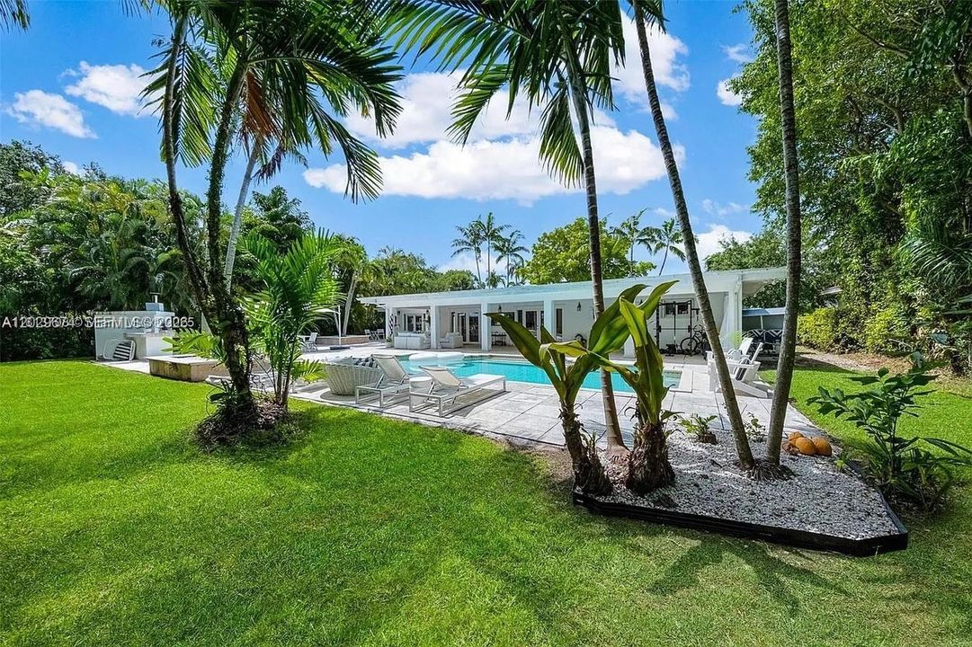 En Renta: $11,500 (3 camas, 2 baños, 2353 Pies cuadrados)
