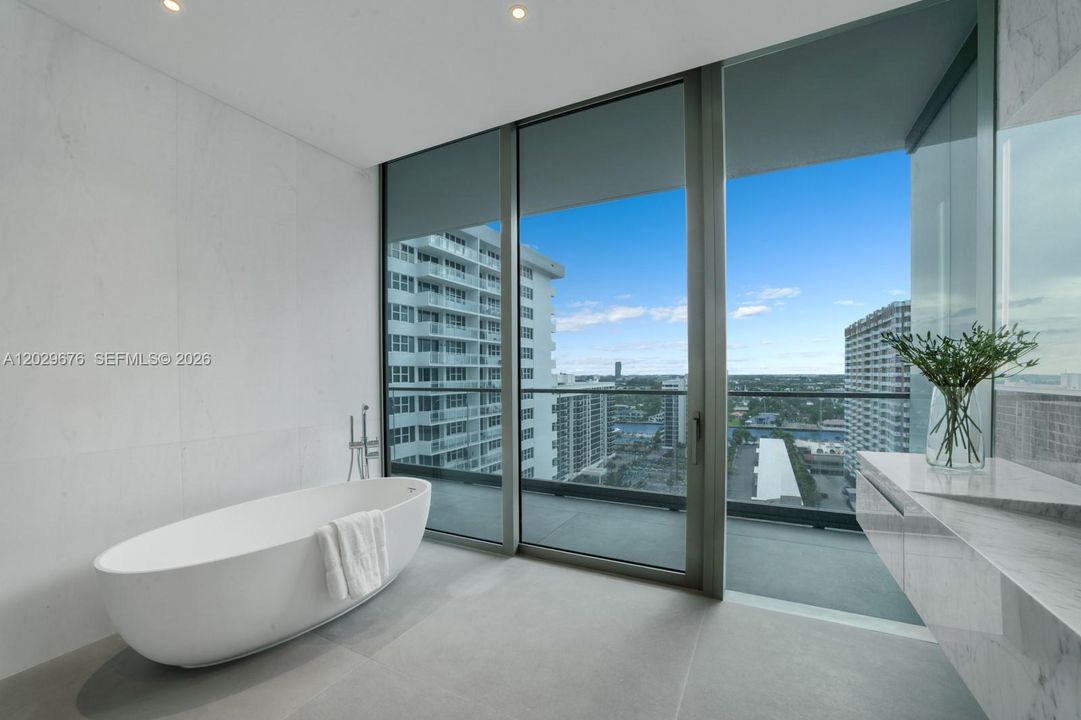 For Sale: $2,850,000 (3 beds, 3 baths, 2913 Square Feet)