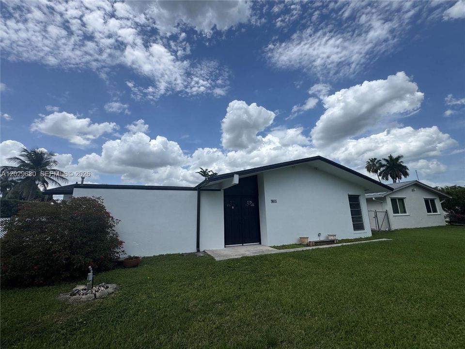 For Sale: $635,000 (3 beds, 2 baths, 1576 Square Feet)
