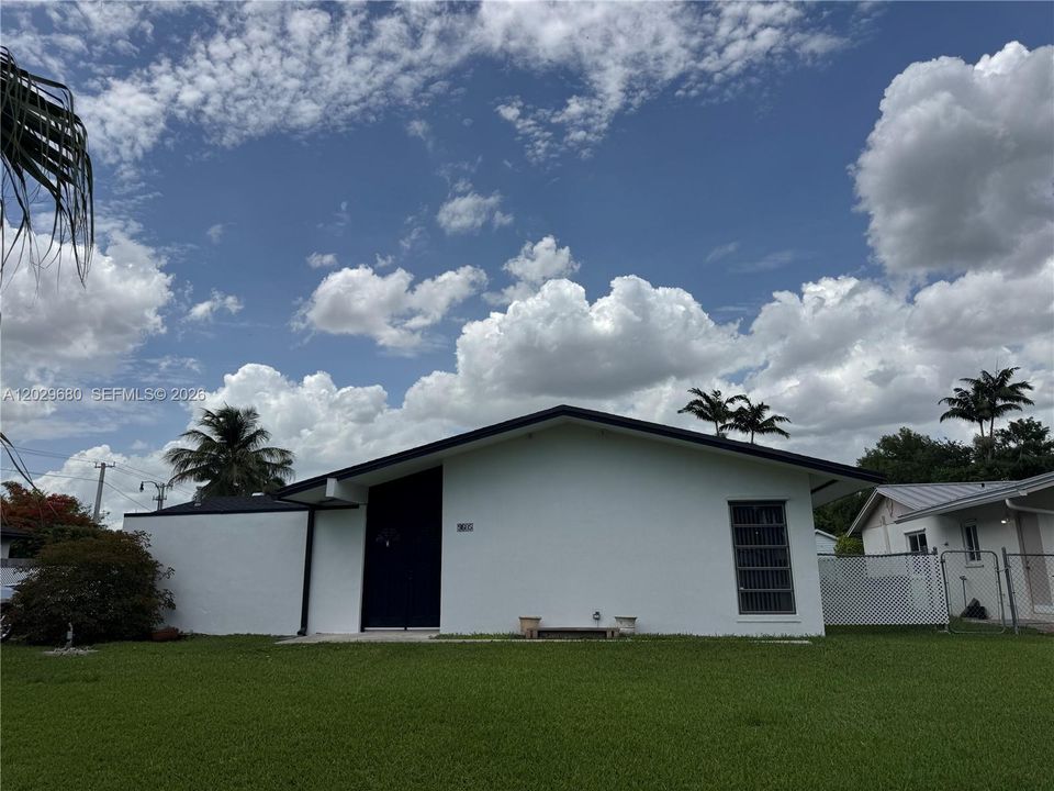 For Sale: $635,000 (3 beds, 2 baths, 1576 Square Feet)