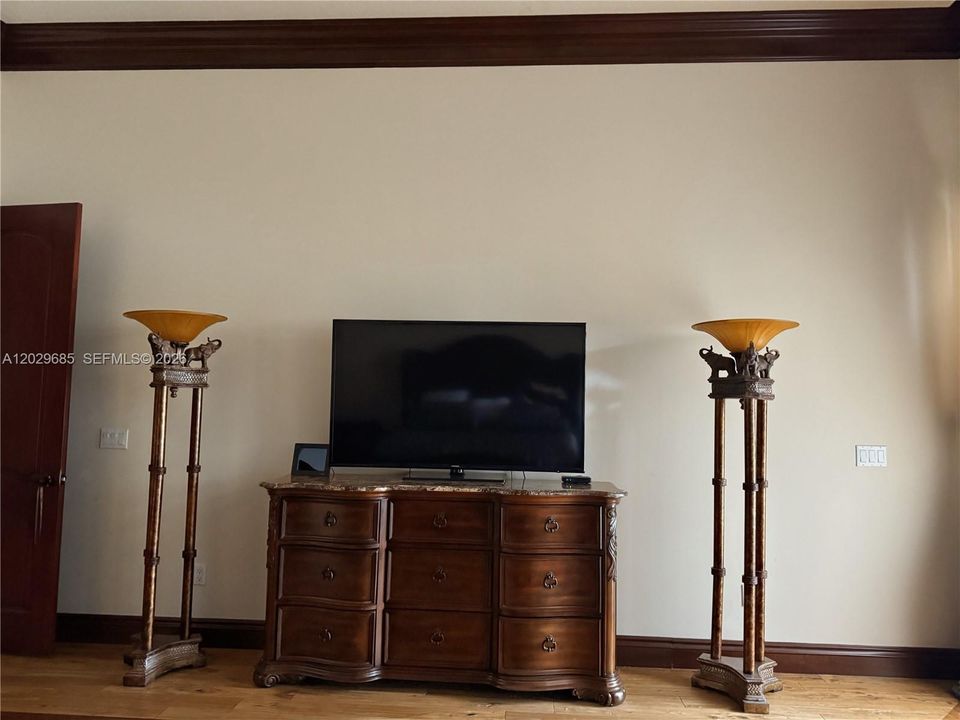 В аренду: $17,900 (6 спален, 6 ванн, 5545 Квадратных фут)