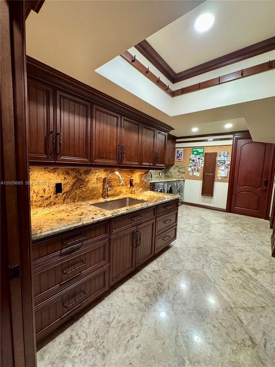 В аренду: $17,900 (6 спален, 6 ванн, 5545 Квадратных фут)