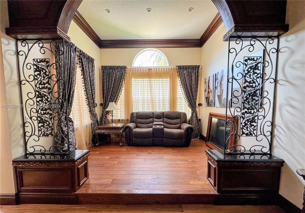 В аренду: $17,900 (6 спален, 6 ванн, 5545 Квадратных фут)