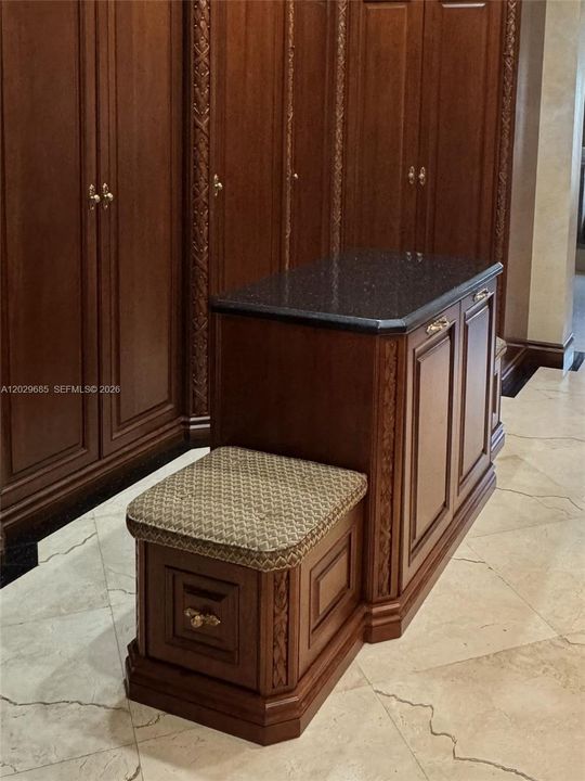 В аренду: $17,900 (6 спален, 6 ванн, 5545 Квадратных фут)