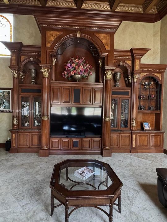 В аренду: $17,900 (6 спален, 6 ванн, 5545 Квадратных фут)
