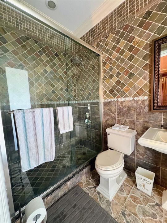 В аренду: $17,900 (6 спален, 6 ванн, 5545 Квадратных фут)