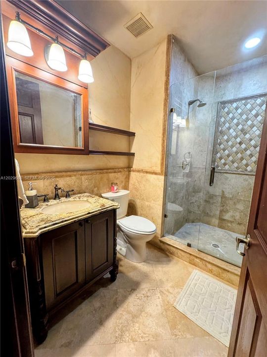 В аренду: $17,900 (6 спален, 6 ванн, 5545 Квадратных фут)