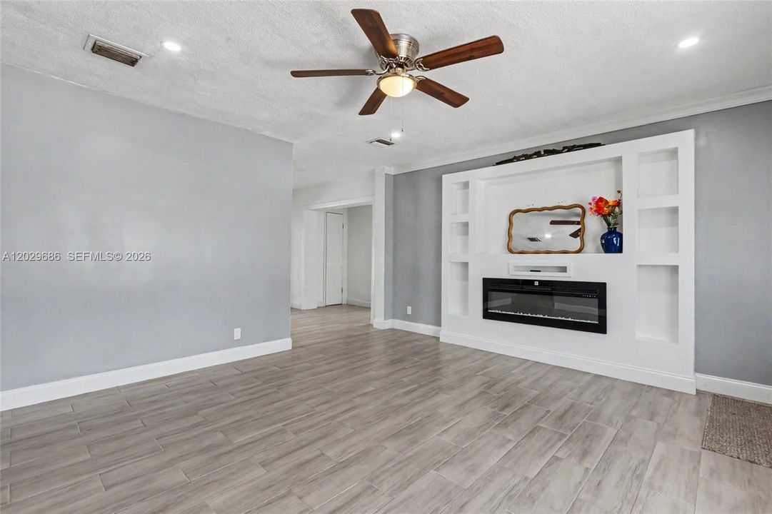 For Sale: $475,000 (4 beds, 2 baths, 1280 Square Feet)