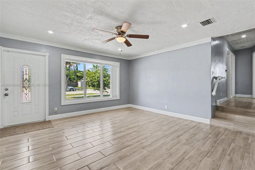 For Sale: $475,000 (4 beds, 2 baths, 1280 Square Feet)