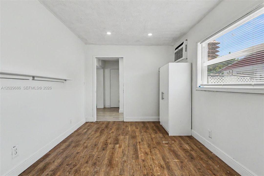 For Sale: $475,000 (4 beds, 2 baths, 1280 Square Feet)