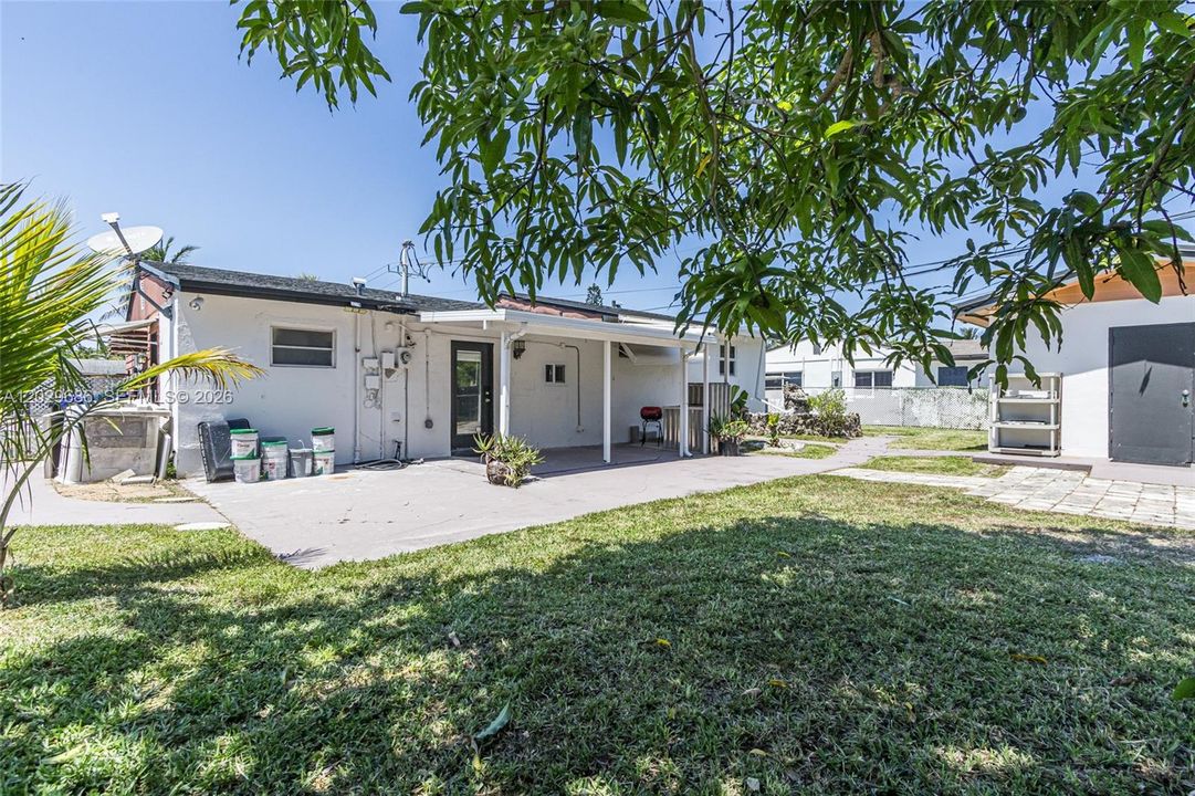 For Sale: $475,000 (4 beds, 2 baths, 1280 Square Feet)