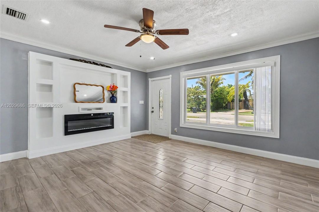 For Sale: $475,000 (4 beds, 2 baths, 1280 Square Feet)