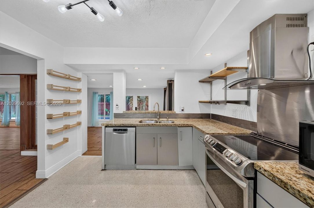 En Venta: $675,000 (3 camas, 2 baños, 2290 Pies cuadrados)