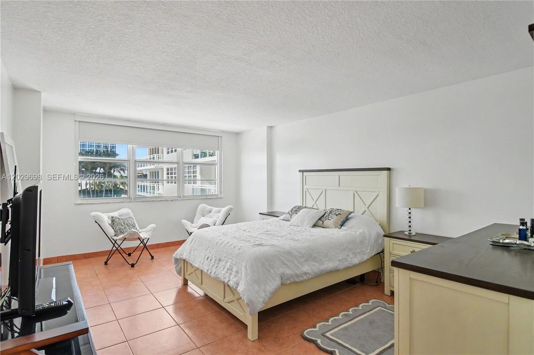 For Sale: $930,000 (2 beds, 2 baths, 1218 Square Feet)