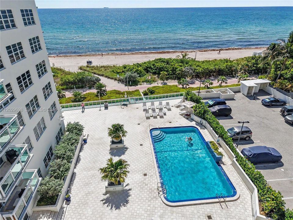 Great waterfront building with easy access to the boardwalk and beach.