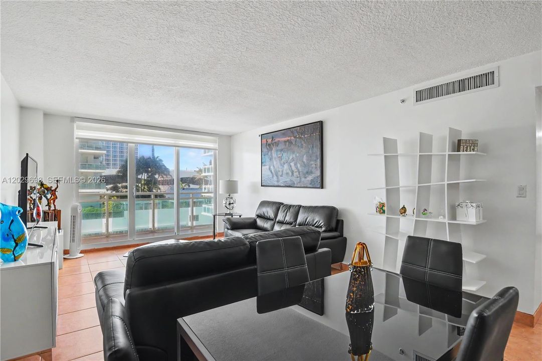 For Sale: $930,000 (2 beds, 2 baths, 1218 Square Feet)