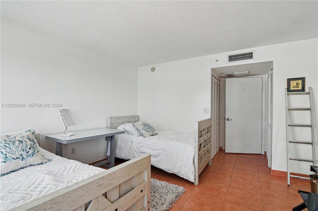 For Sale: $930,000 (2 beds, 2 baths, 1218 Square Feet)