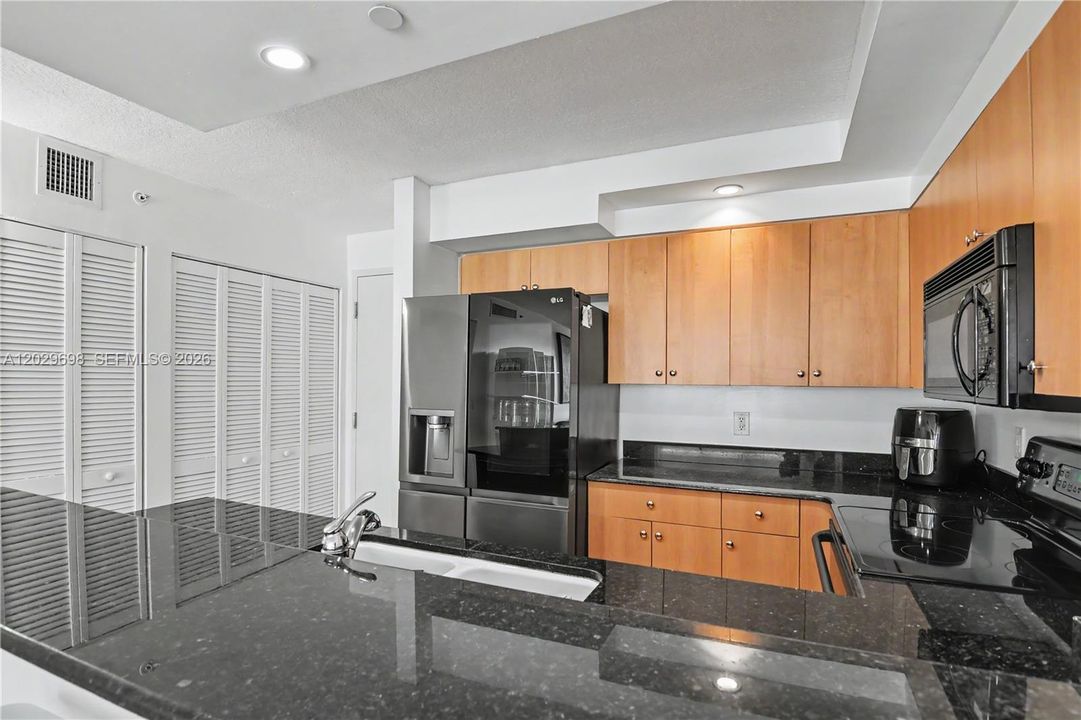 For Sale: $930,000 (2 beds, 2 baths, 1218 Square Feet)