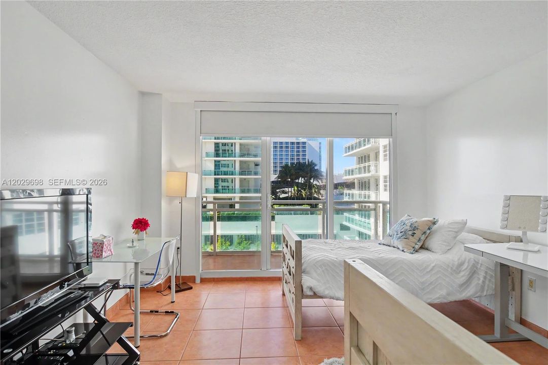 For Sale: $930,000 (2 beds, 2 baths, 1218 Square Feet)