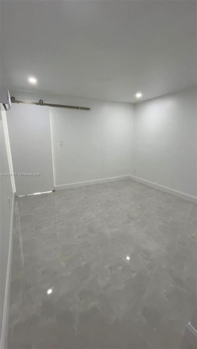 Active With Contract: $1,500 (1 beds, 1 baths, 375 Square Feet)