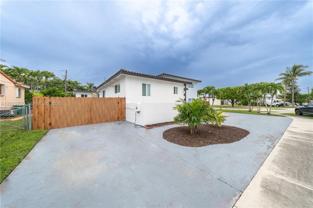 For Sale: $939,000 (4 beds, 4 baths, 2204 Square Feet)