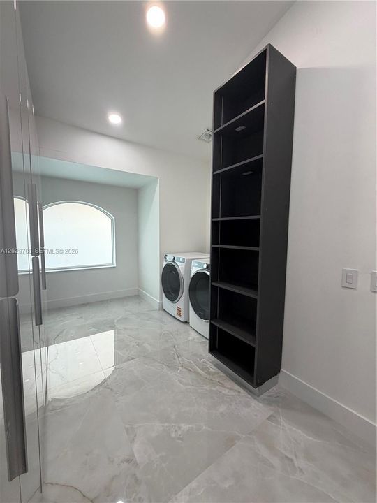 В аренду: $10,500 (4 спален, 2 ванн, 2456 Квадратных фут)