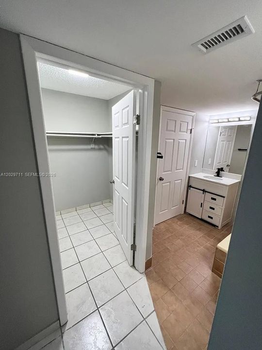 Activo con contrato: $299,000 (2 camas, 2 baños, 1170 Pies cuadrados)