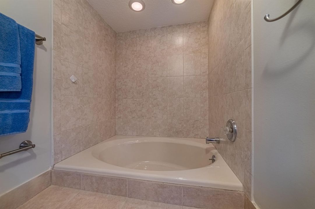 Bedroom1-Bathroom-Bathtub