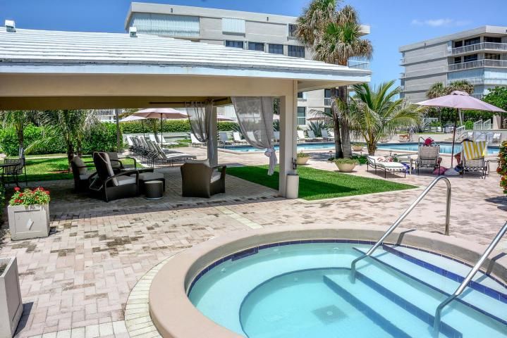 Jacuzzi pool deck