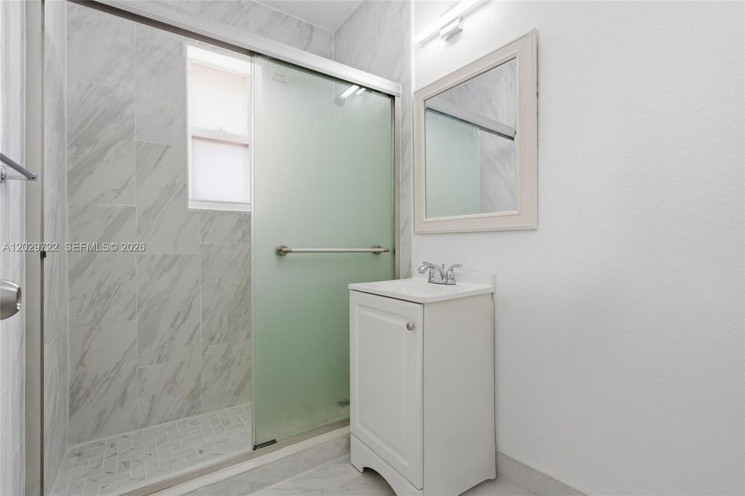 Activo con contrato: $2,250 (2 camas, 1 baños, 3747 Pies cuadrados)