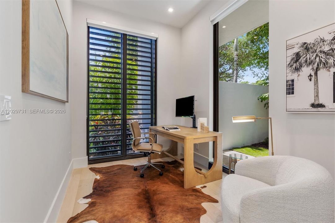 Active With Contract: $2,950,000 (3 beds, 3 baths, 2958 Square Feet)