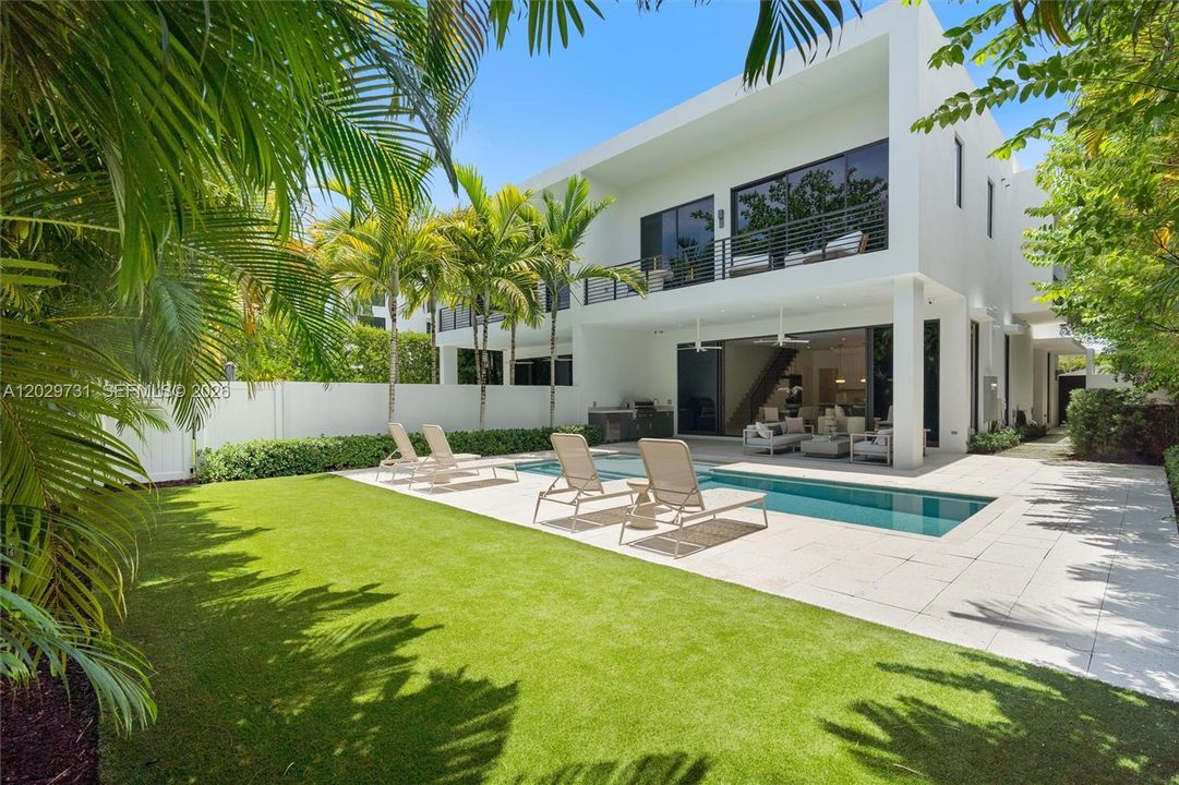 Active With Contract: $2,950,000 (3 beds, 3 baths, 2958 Square Feet)