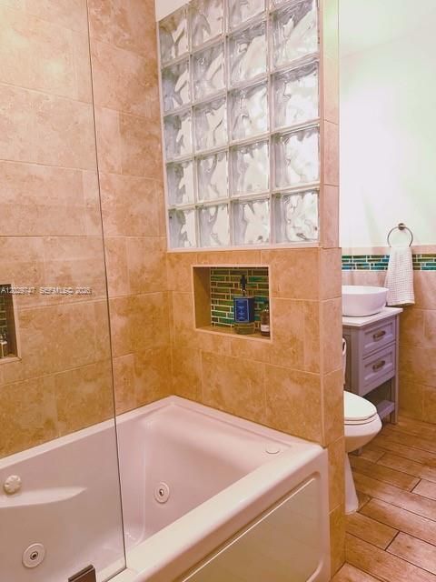 Activo con contrato: $4,500 (3 camas, 2 baños, 1331 Pies cuadrados)