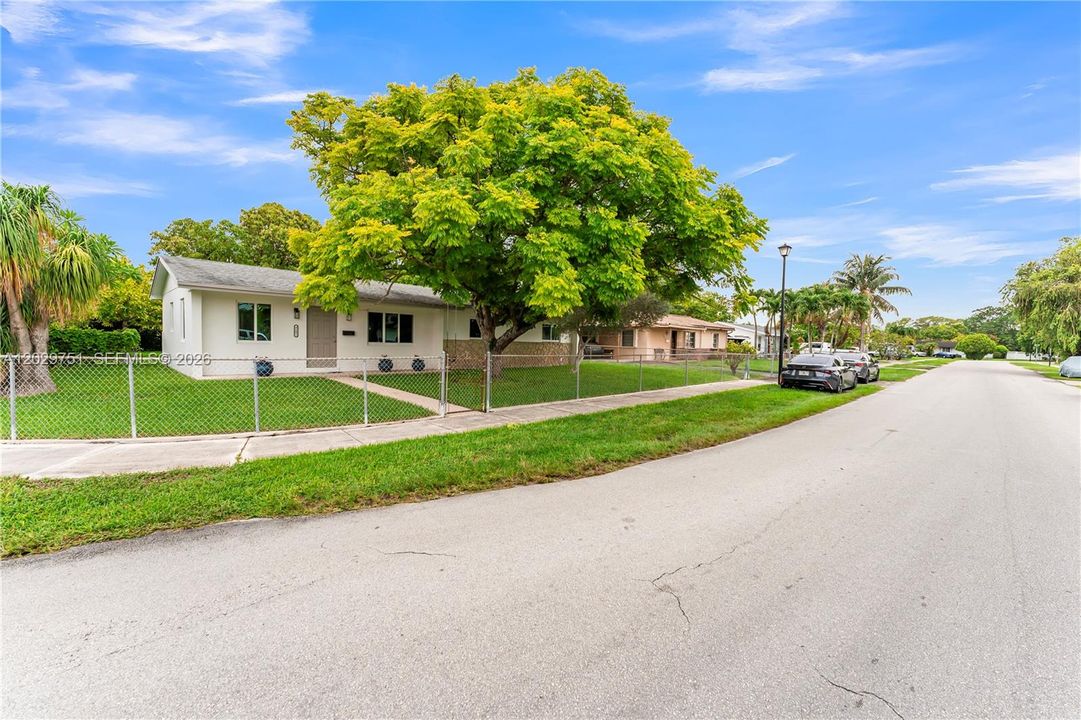 For Sale: $649,000 (3 beds, 1 baths, 1296 Square Feet)