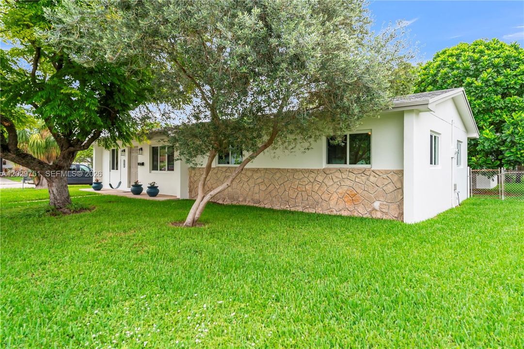 For Sale: $649,000 (3 beds, 1 baths, 1296 Square Feet)