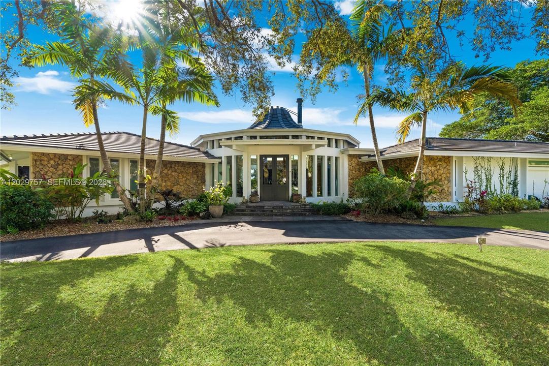 For Sale: $3,150,000 (5 beds, 5 baths, 4731 Square Feet)