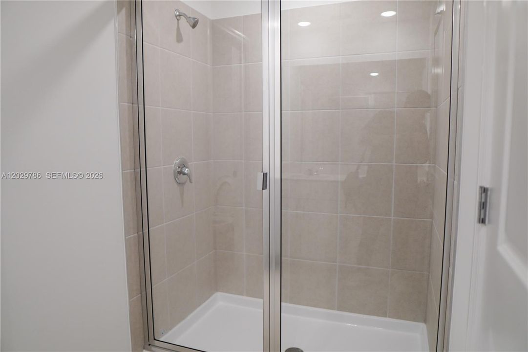Activo con contrato: $1,800 (3 camas, 2 baños, 1405 Pies cuadrados)