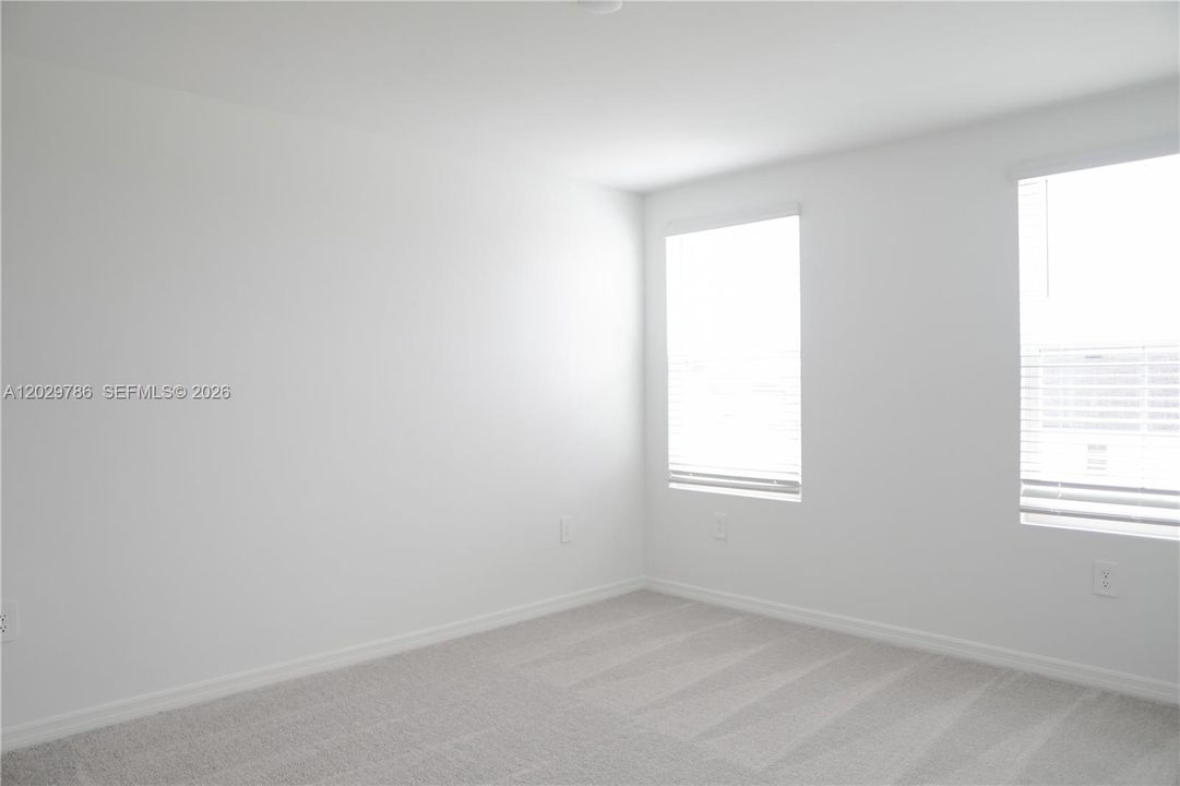 Activo con contrato: $1,800 (3 camas, 2 baños, 1405 Pies cuadrados)