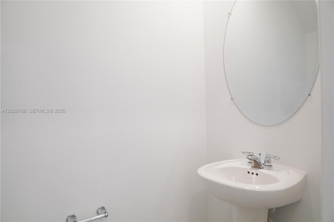 Activo con contrato: $1,800 (3 camas, 2 baños, 1405 Pies cuadrados)