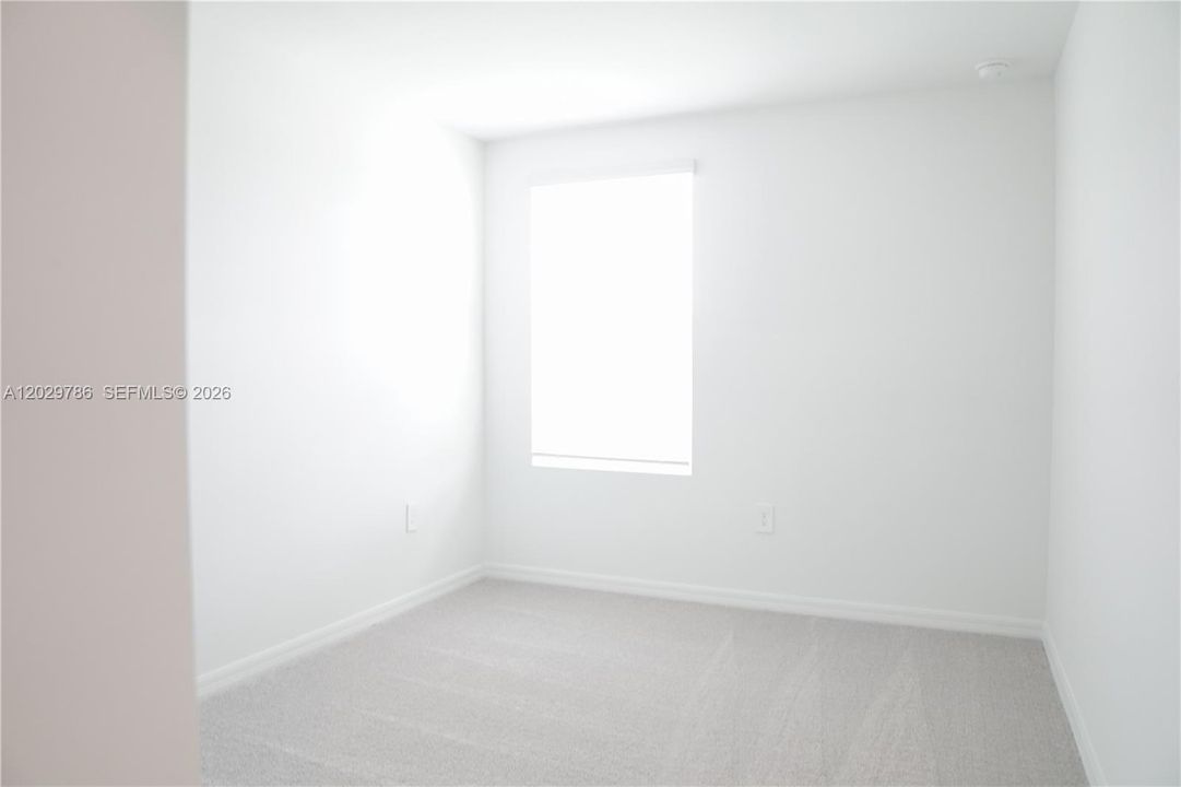 Activo con contrato: $1,800 (3 camas, 2 baños, 1405 Pies cuadrados)
