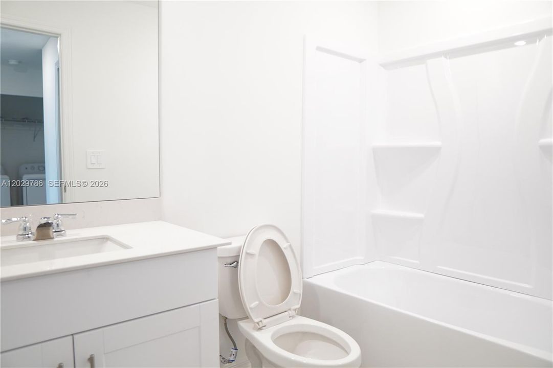 Activo con contrato: $1,800 (3 camas, 2 baños, 1405 Pies cuadrados)