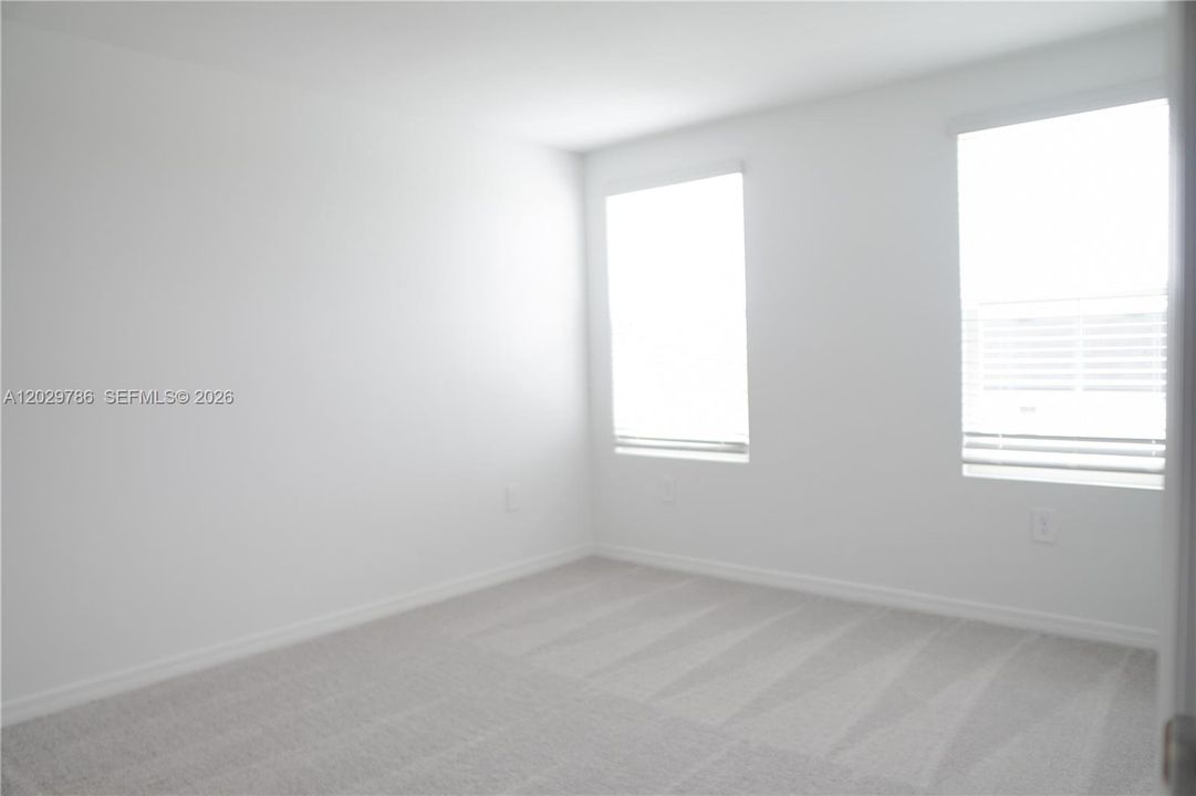 Activo con contrato: $1,800 (3 camas, 2 baños, 1405 Pies cuadrados)