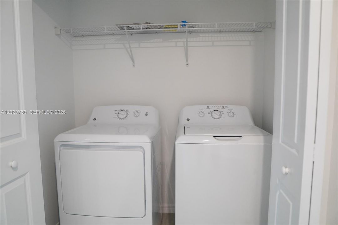 Activo con contrato: $1,800 (3 camas, 2 baños, 1405 Pies cuadrados)