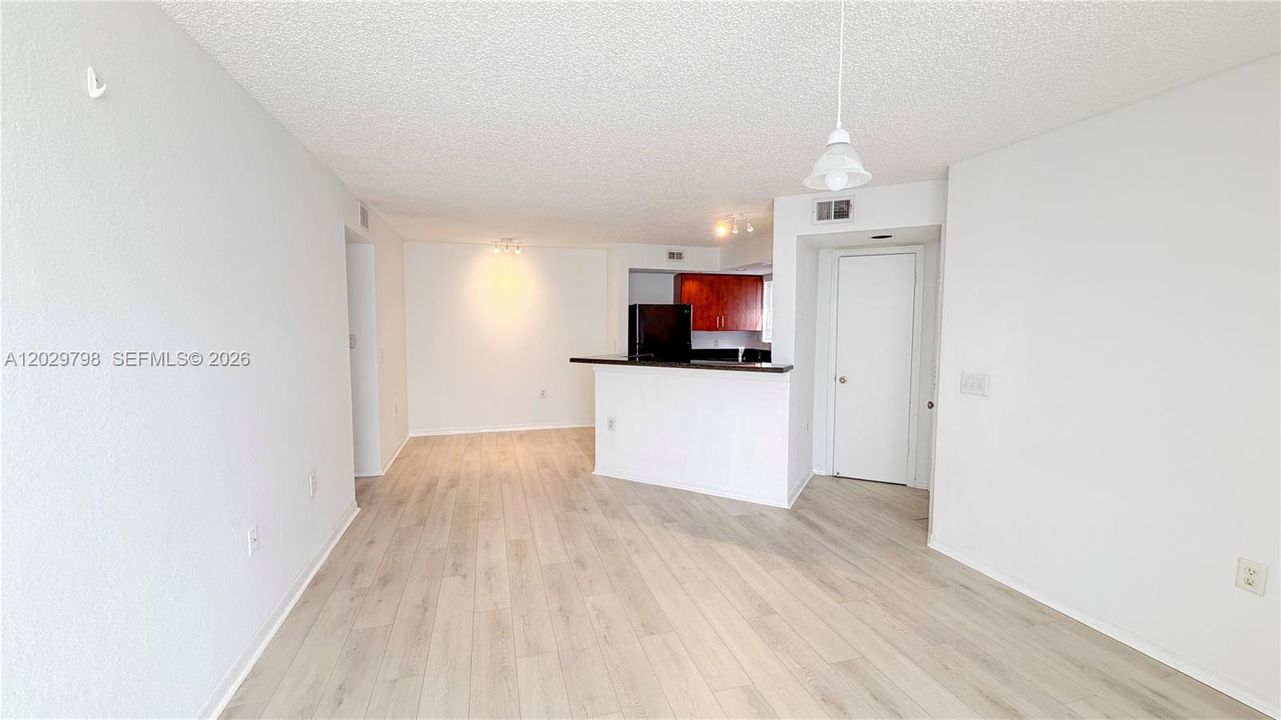 В аренду: $2,100 (2 спален, 1 ванн, 965 Квадратных фут)