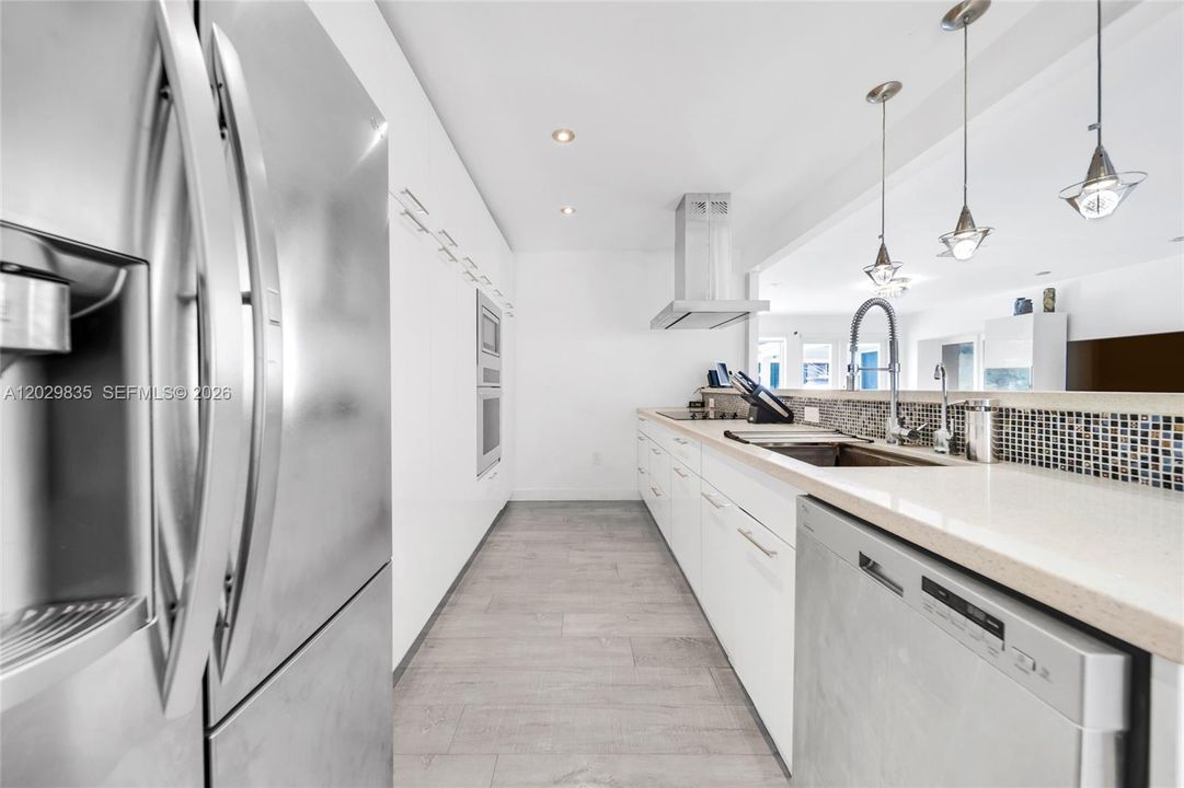 For Sale: $2,750,000 (3 beds, 2 baths, 1903 Square Feet)